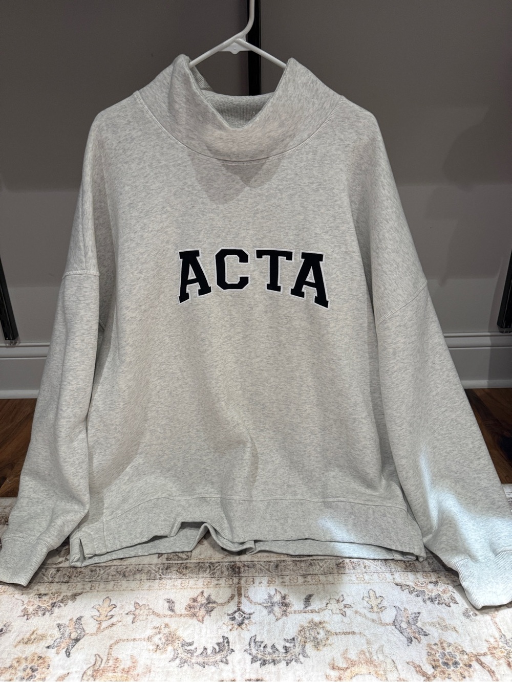 Acta mockneck with black letters